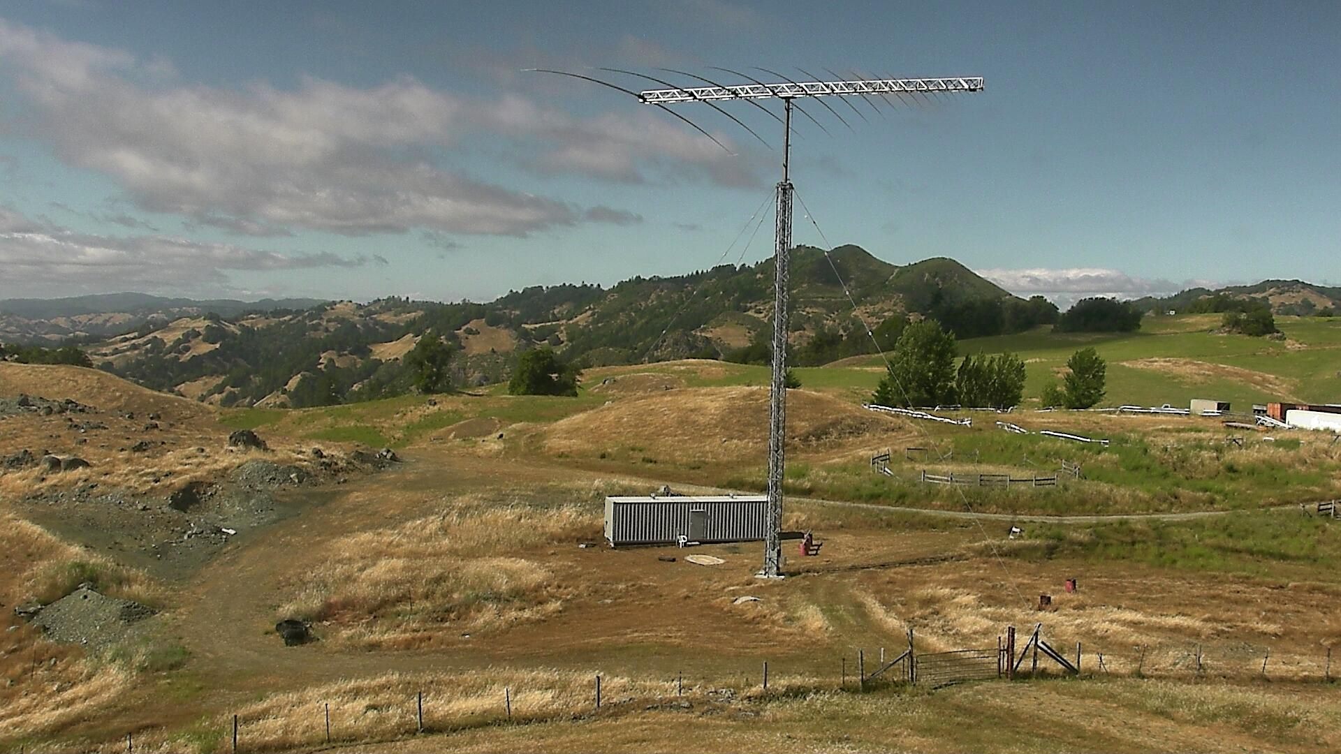 LP1005AA log-periodic antenna structure